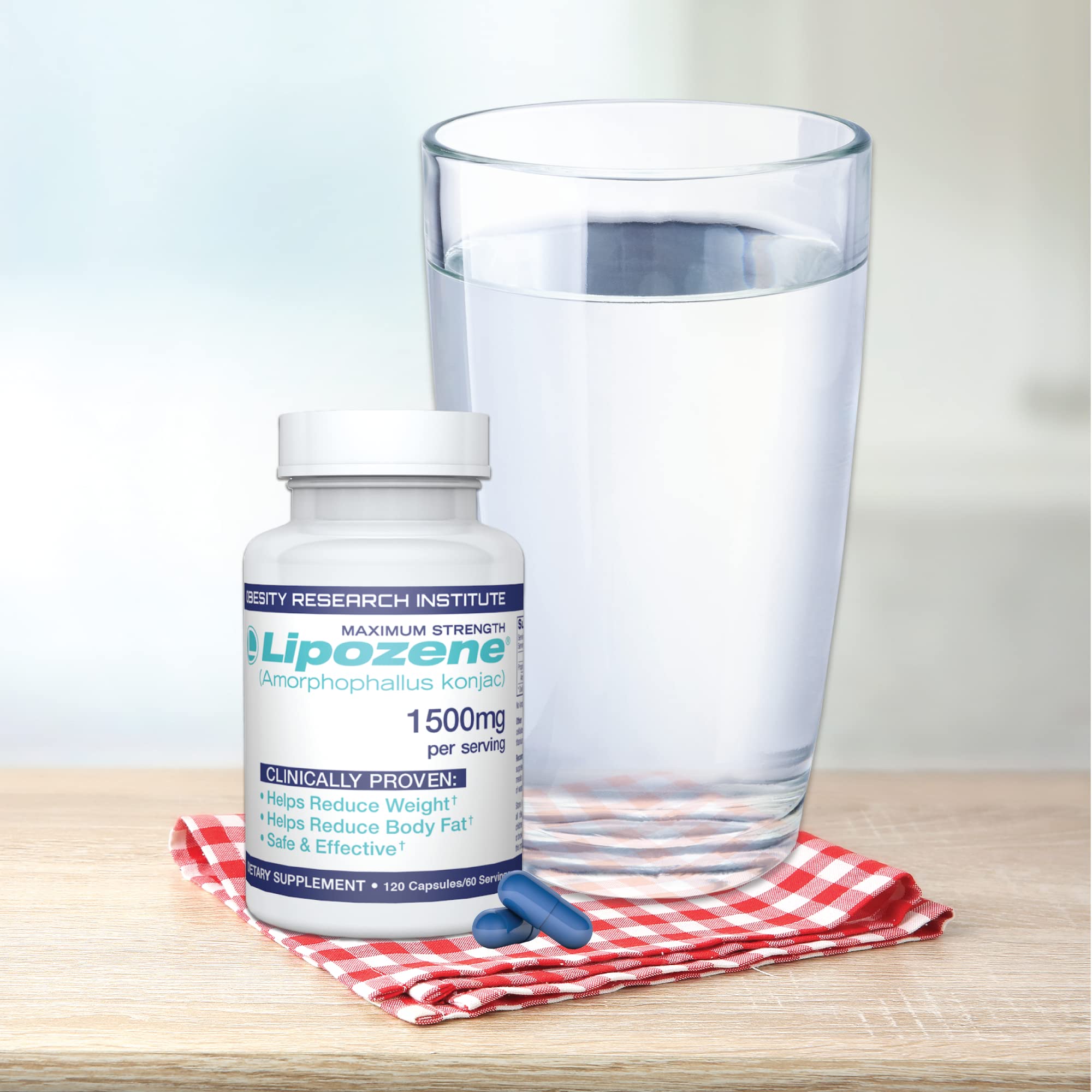 Comparación de tamaño Lipozene junto a vaso para medir dosis y escala