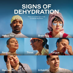 Liquid I.V. vertiendo el contenido del sobre en una botella para uso sencillo