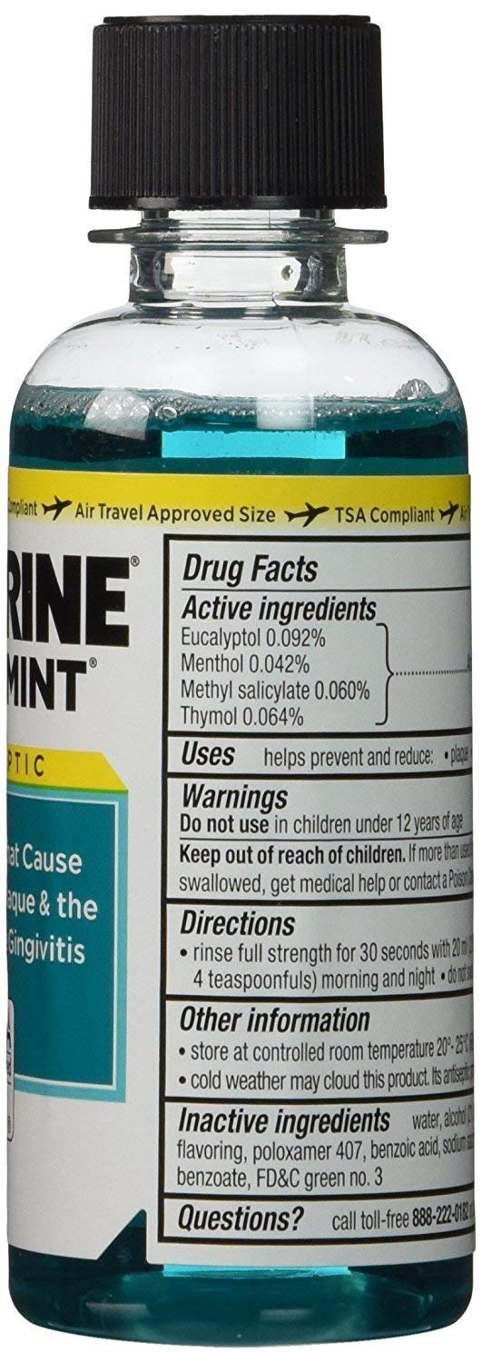 Listerine primer plano del líquido cool mint destaca frescor y claridad