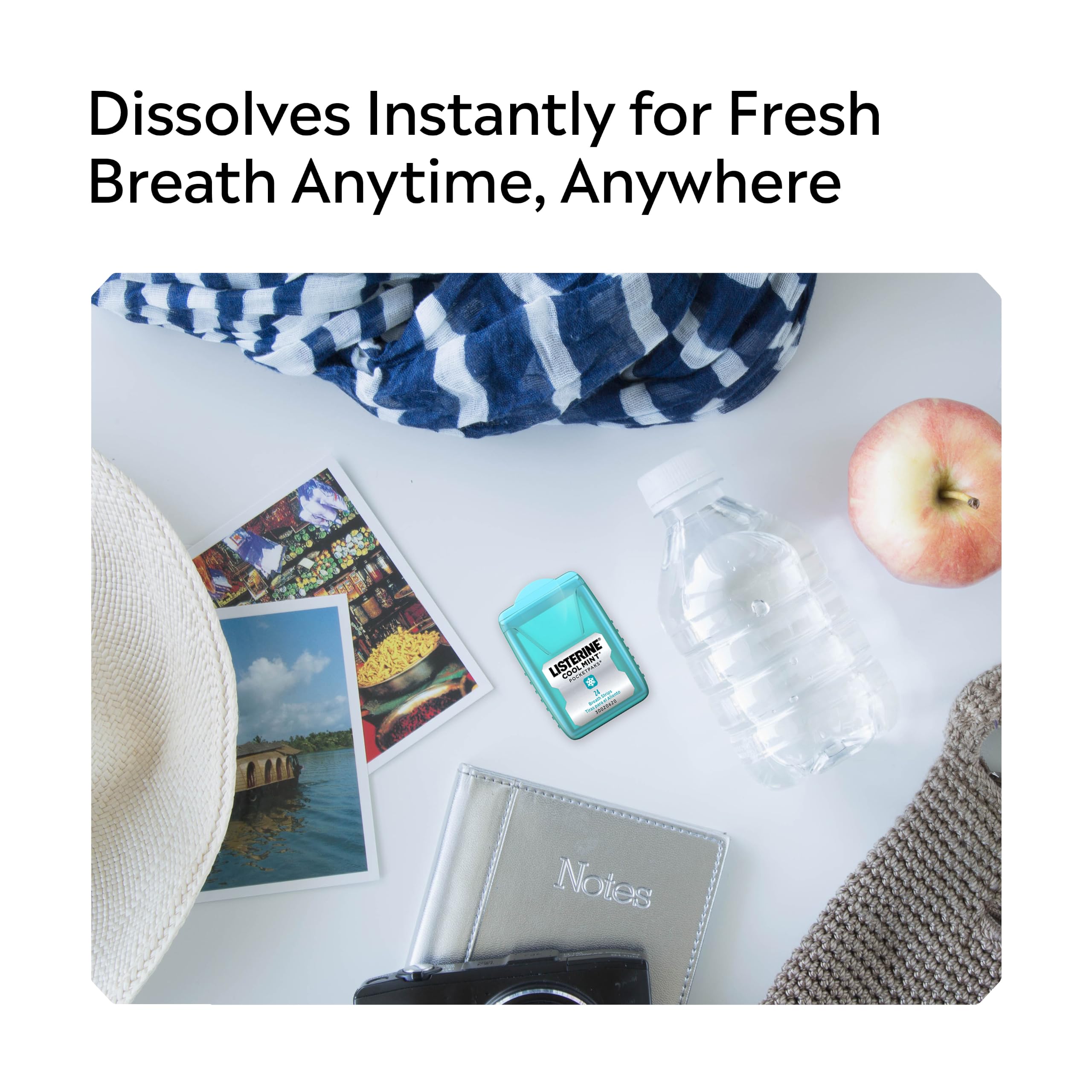 Estuche Listerine junto a un bolso demostrando tamaño portátil y conveniencia