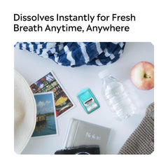 Estuche Listerine junto a un bolso demostrando tamaño portátil y conveniencia