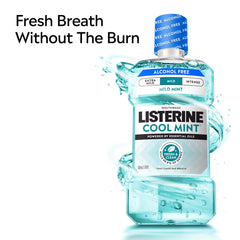 Persona usando Listerine en el baño para un aliento más fresco