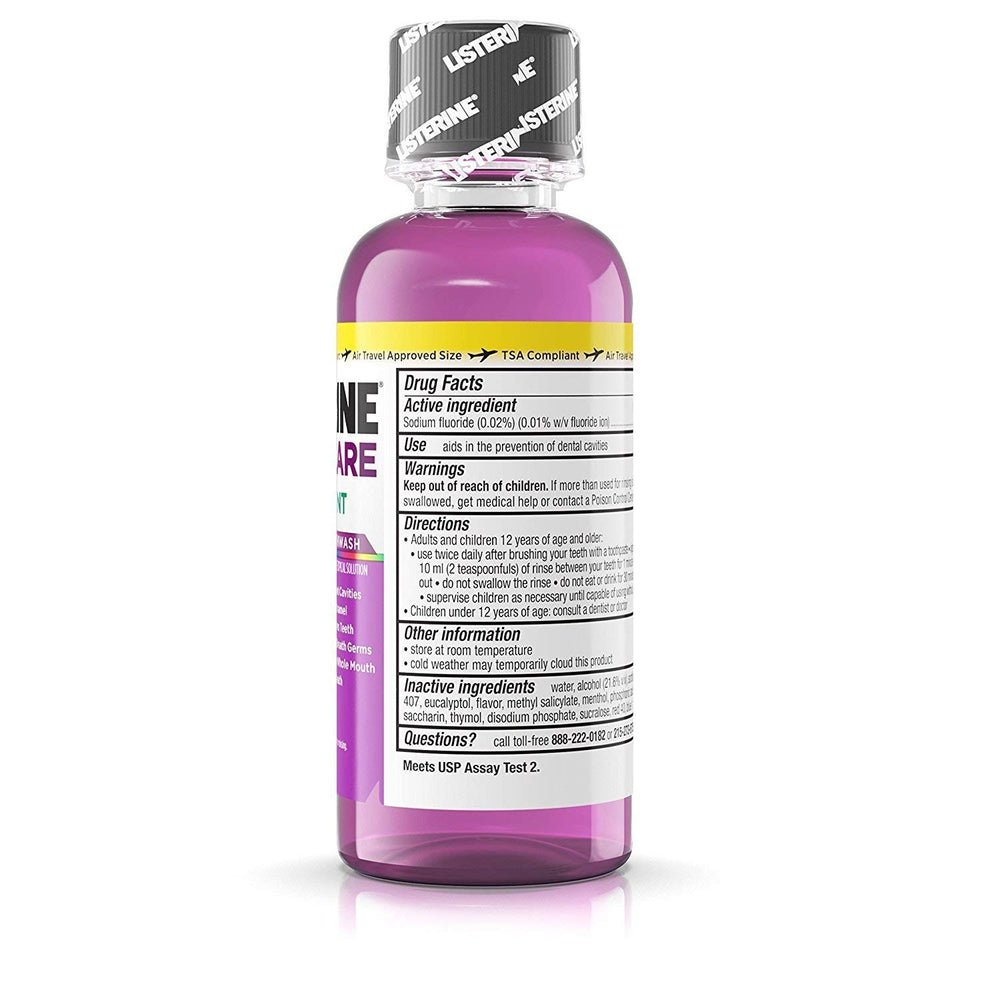 Listerine primer plano de etiqueta y líquido para ver detalles y confianza