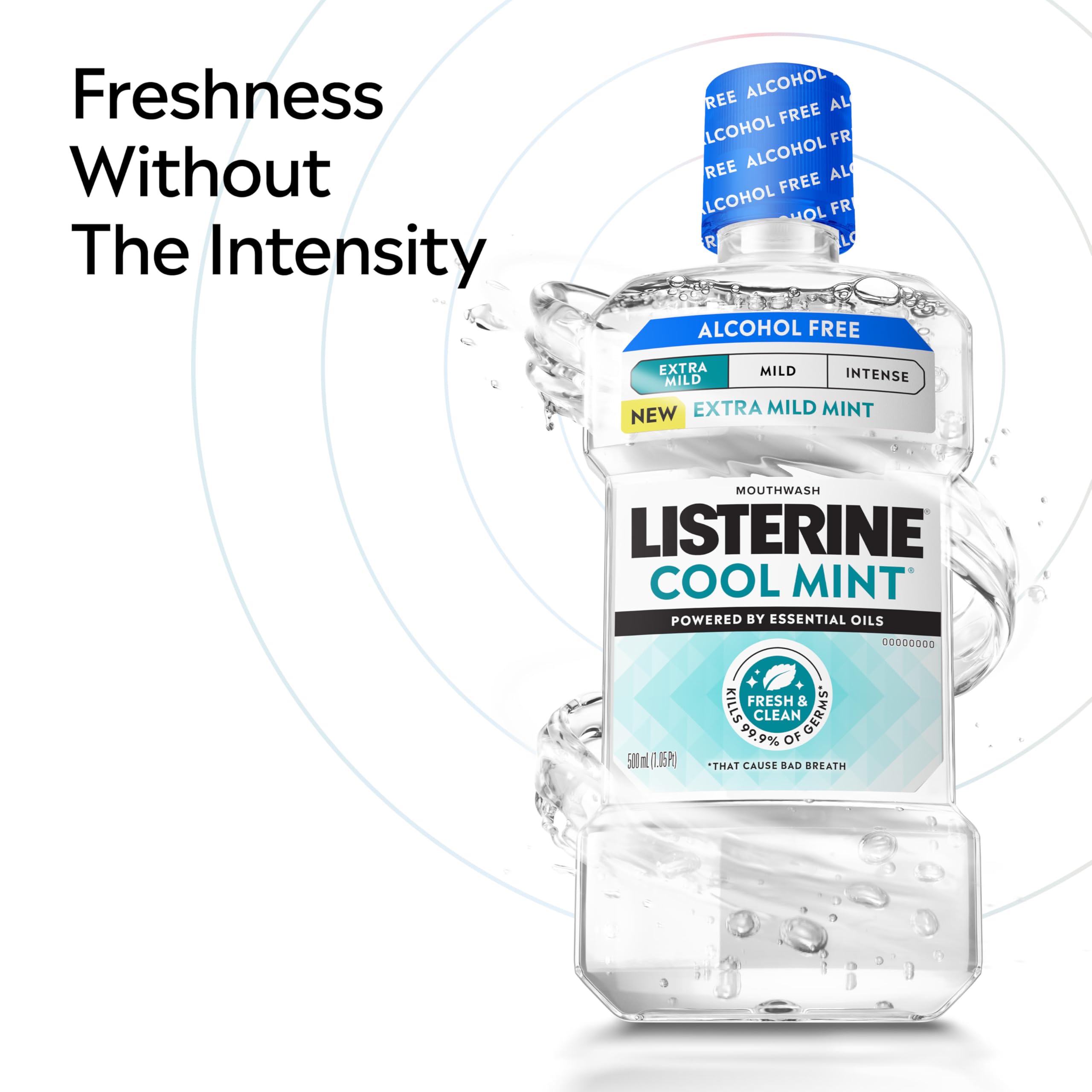 Persona usando Listerine para enjuagar y obtener aliento fresco inmediato