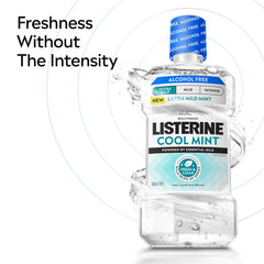 Persona usando Listerine para enjuagar y obtener aliento fresco inmediato