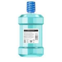 Familia en baño usando Listerine reflejando rutina diaria