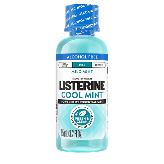 Listerine botella frente con etiqueta clara y frescor visible