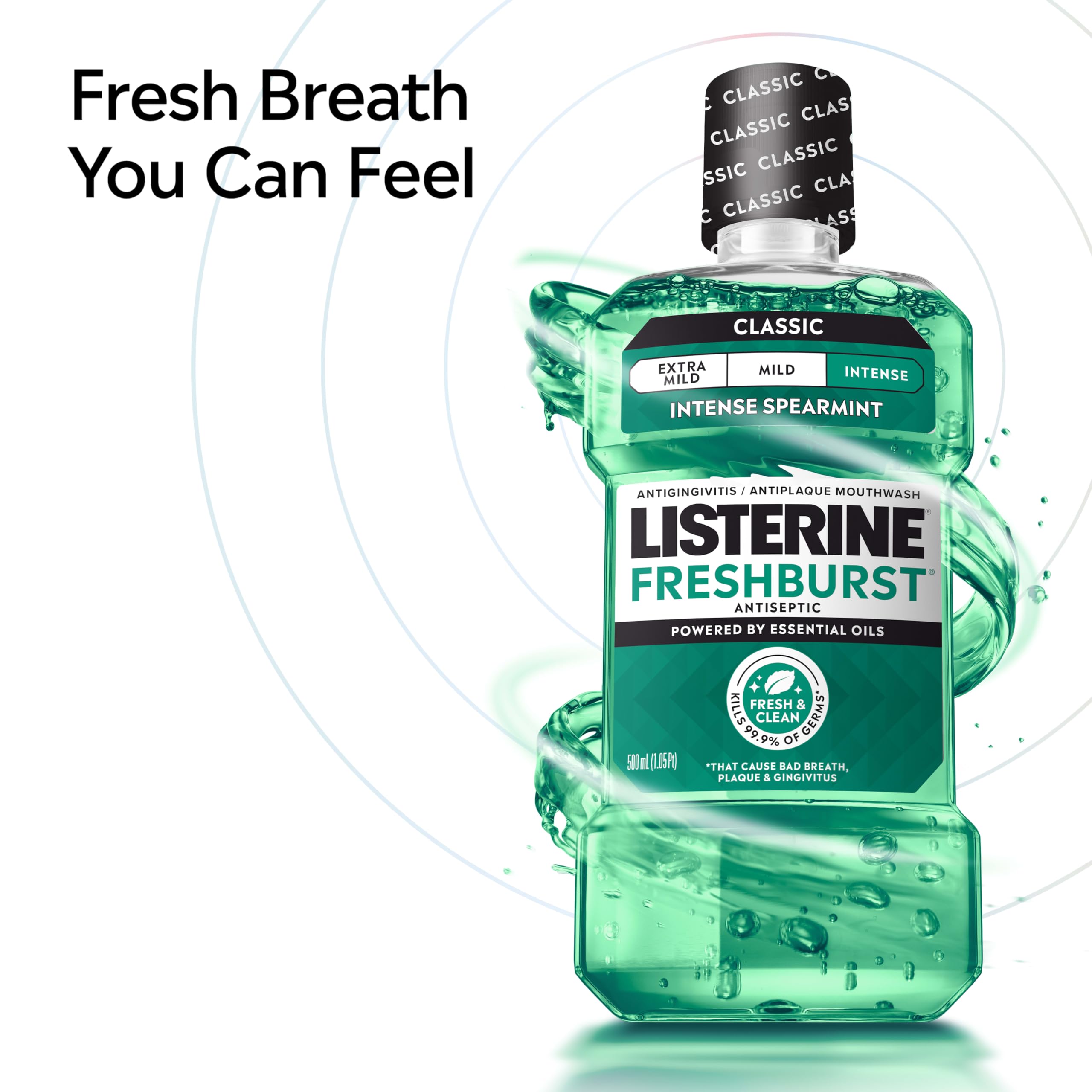 Persona enjuagándose con Listerine demostrando uso diario