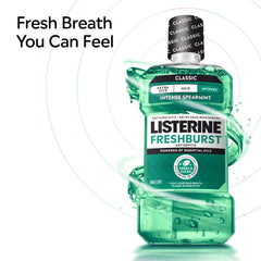 Persona enjuagándose con Listerine demostrando uso diario