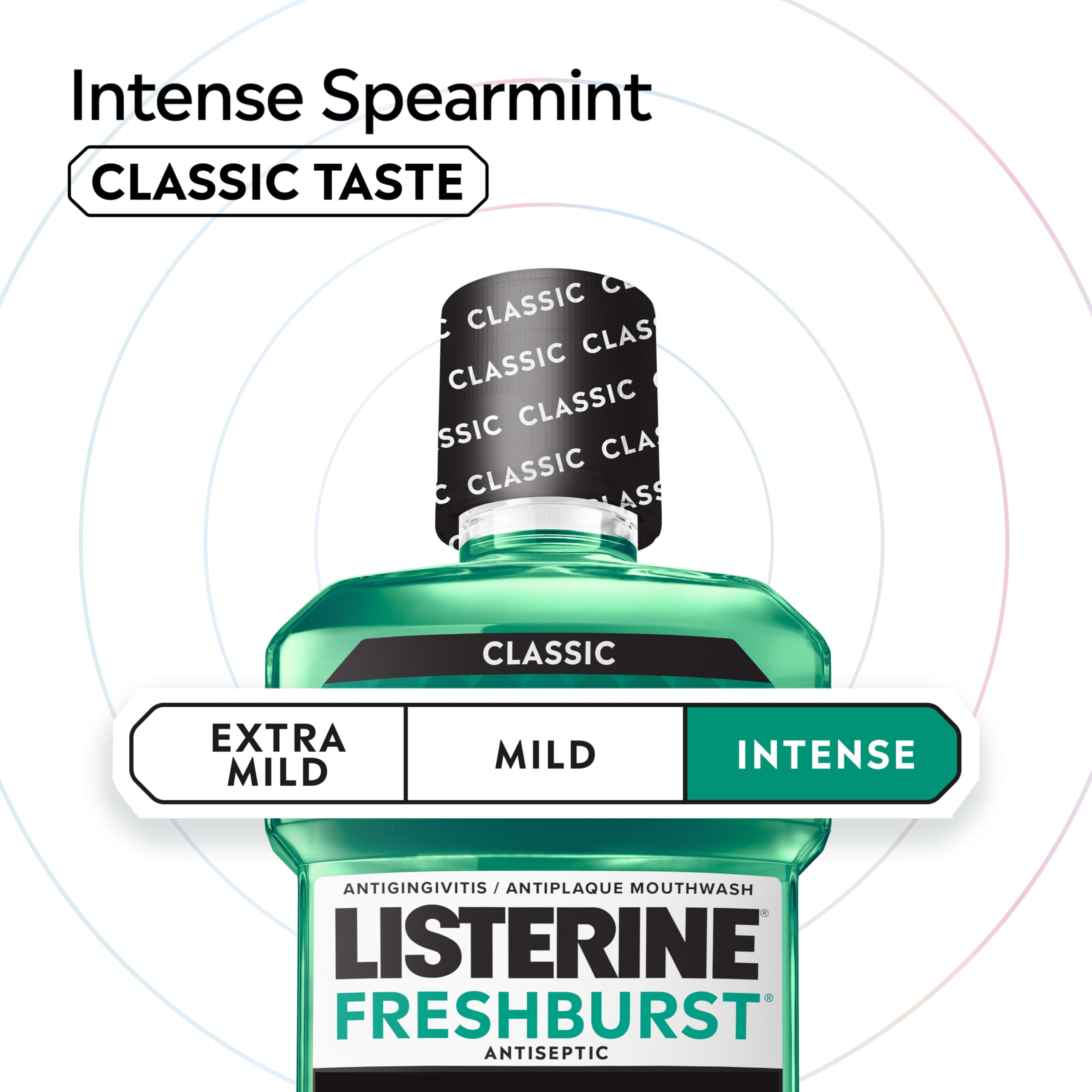 Mujer usando Listerine para respiración fresca y confianza