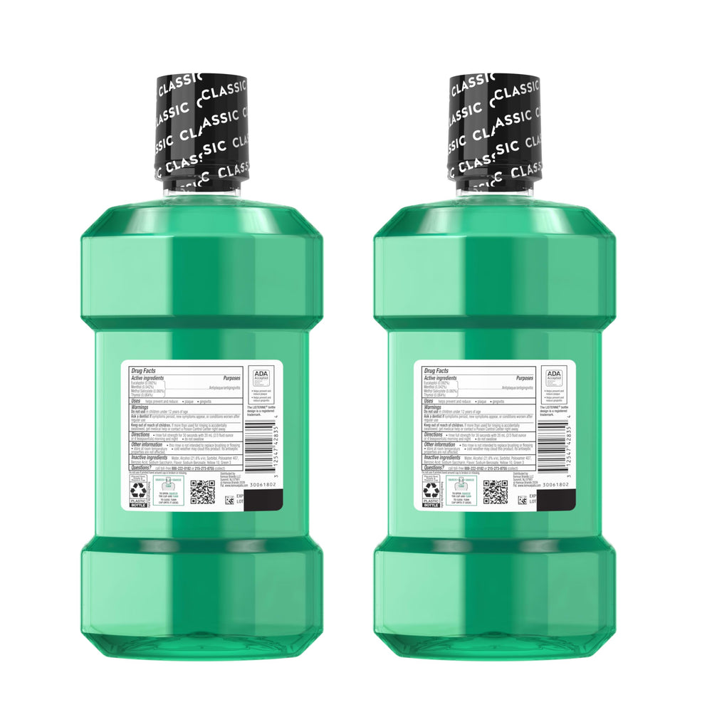 Botella Listerine en baño moderno sugiere rutina diaria