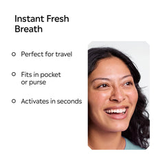 Persona usando Listerine Pocketmist antes de una reunión para aliento fresco