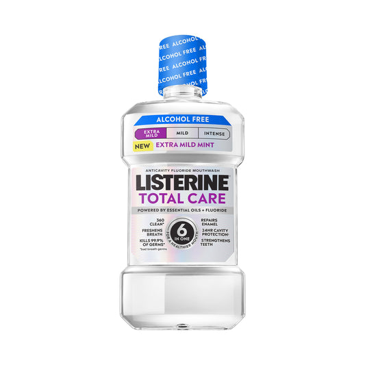 Listerine botella frontal mostrando etiqueta Total Care y protección múltiple
