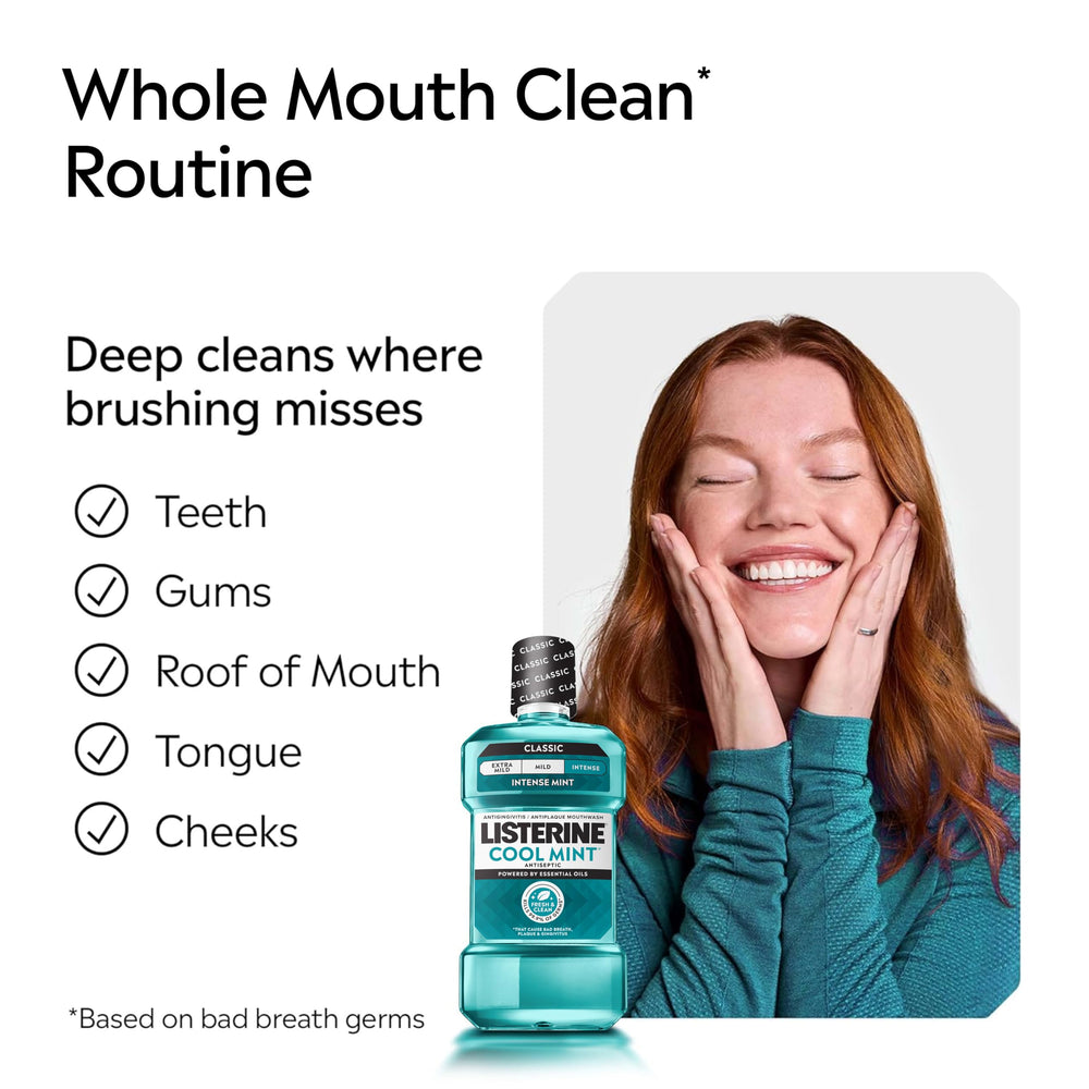 Persona usando Listerine en baño transmitiendo confianza y aliento fresco
