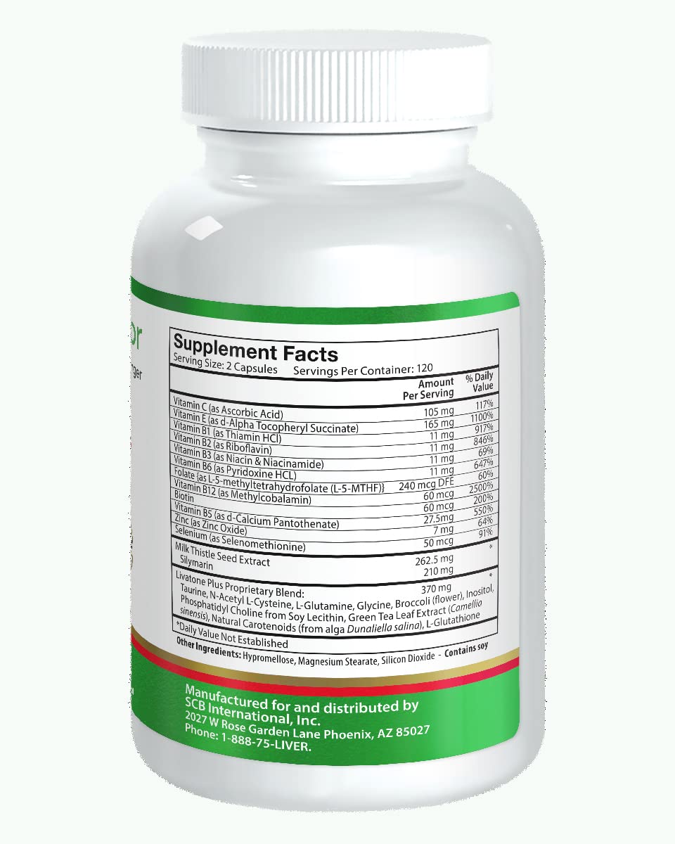 Livatone Plus cápsulas en mano para comparar tamaño y verificar dosificación cómoda