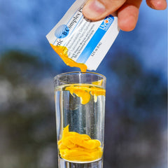 LivOn Laboratories polvo vertido en vaso con poca agua para tomar de un solo trago, preparación rápida
