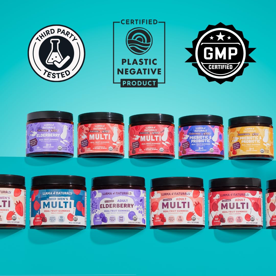 Familia ofreciendo Llama Naturals en cocina, promueve aceptación infantil