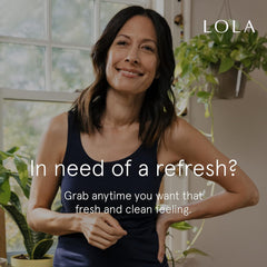 LOLA toallita junto a un teléfono para comparar tamaño y portabilidad
