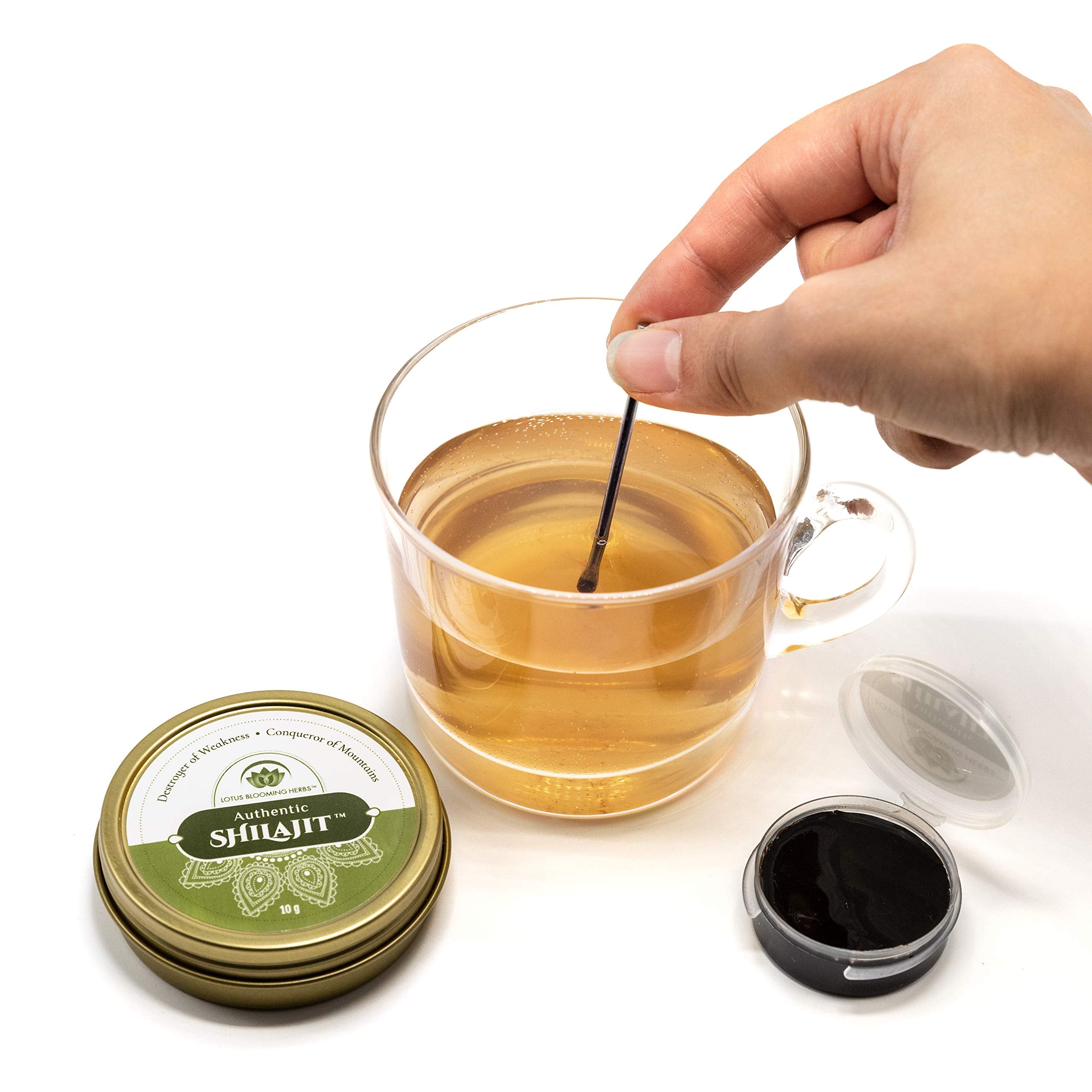 Shilajit Lotus Blooming Herbs agregado a un smoothie para mezcla práctica
