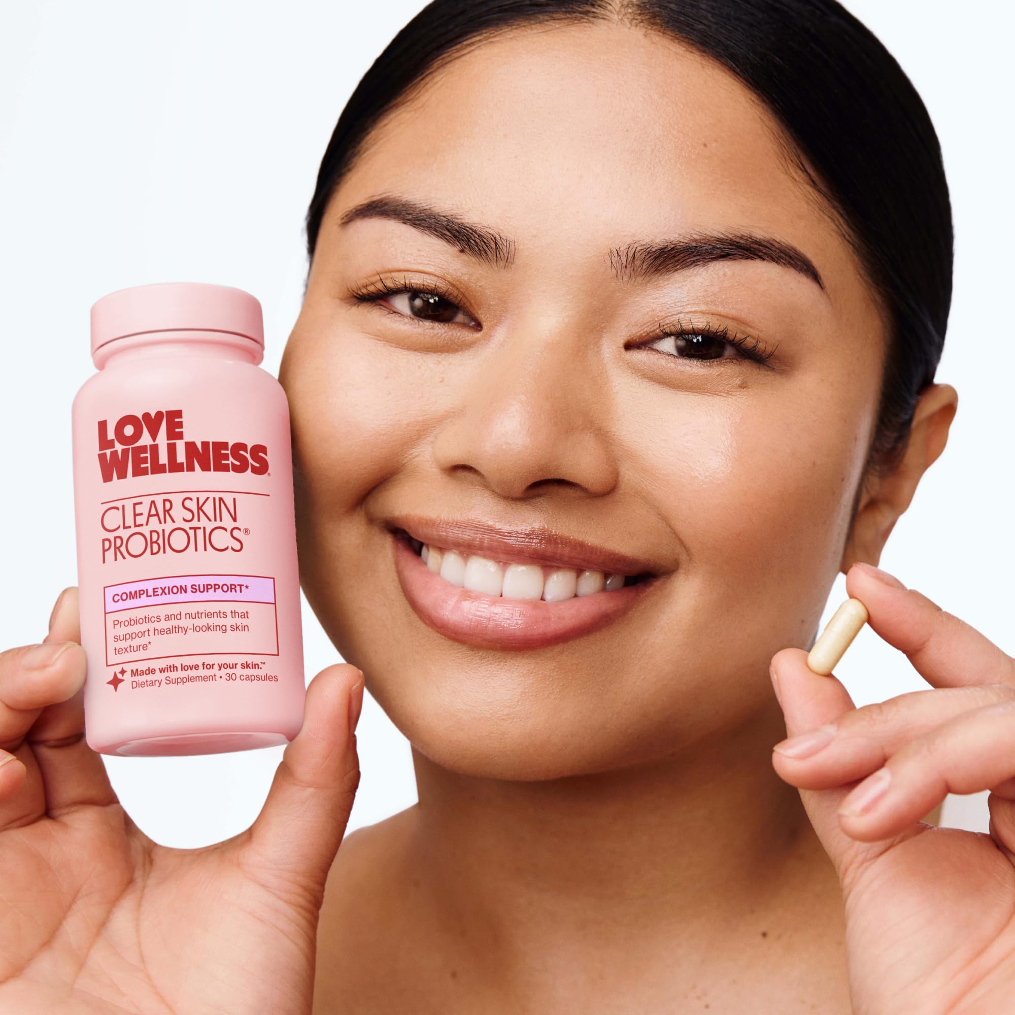 Uso diario: Love Wellness Clear Skin en la encimera como parte de rutina matinal