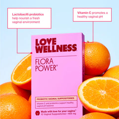 Love Wellness supositorio en mano para comparar tamaño y facilitar uso