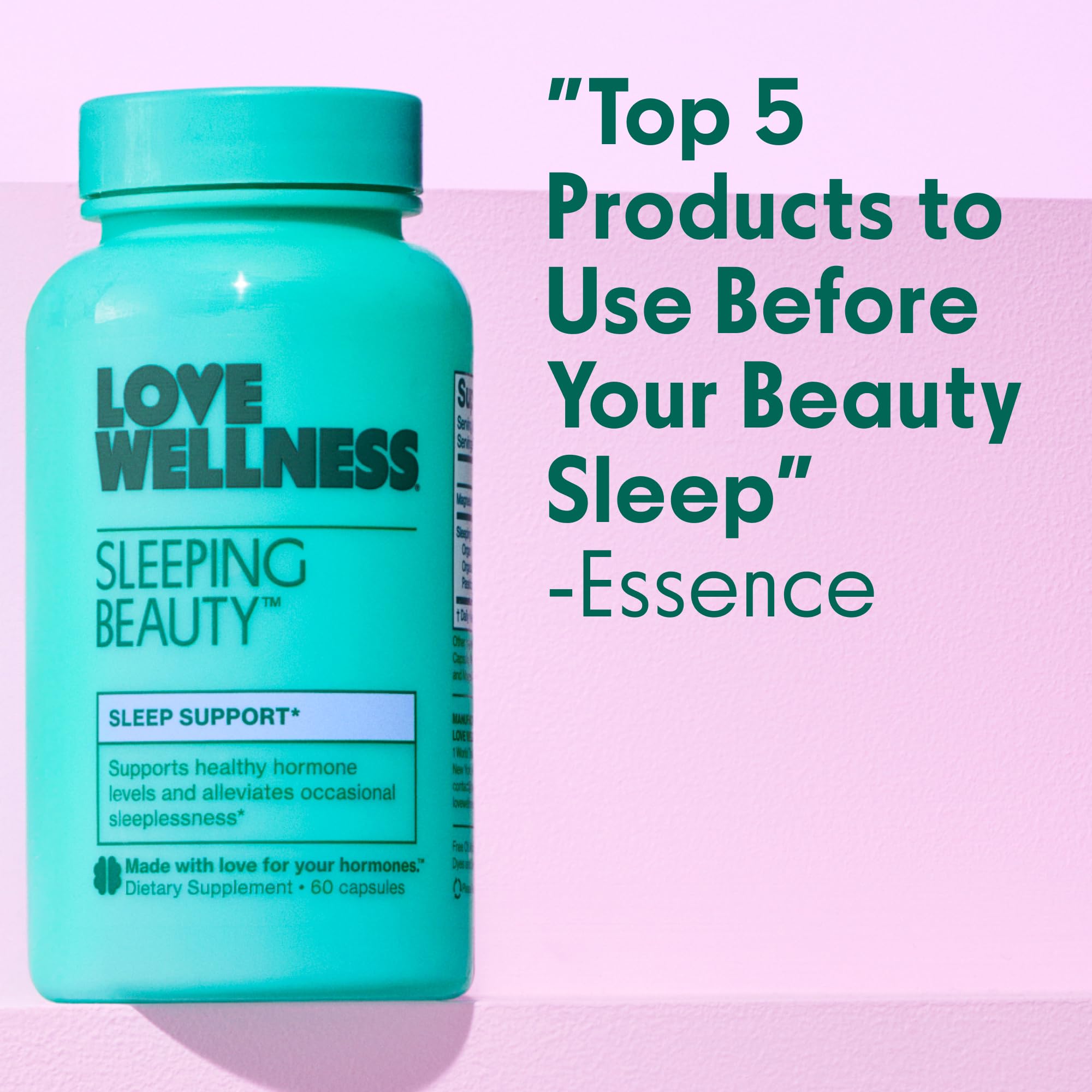 Love Wellness frasco en mano antes de acostarse para uso nocturno