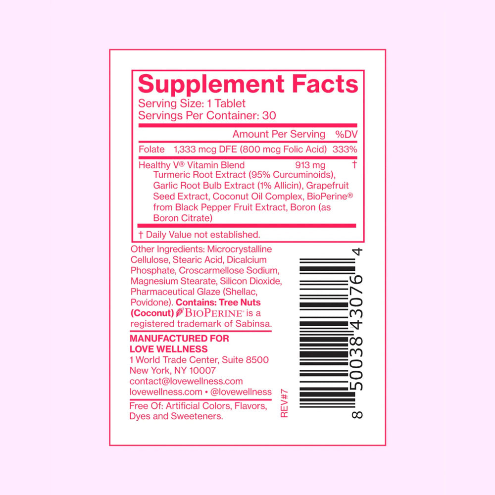 Love Wellness lifestyle mujer tomando suplementos con comida para rutina diaria