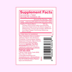Love Wellness lifestyle mujer tomando suplementos con comida para rutina diaria