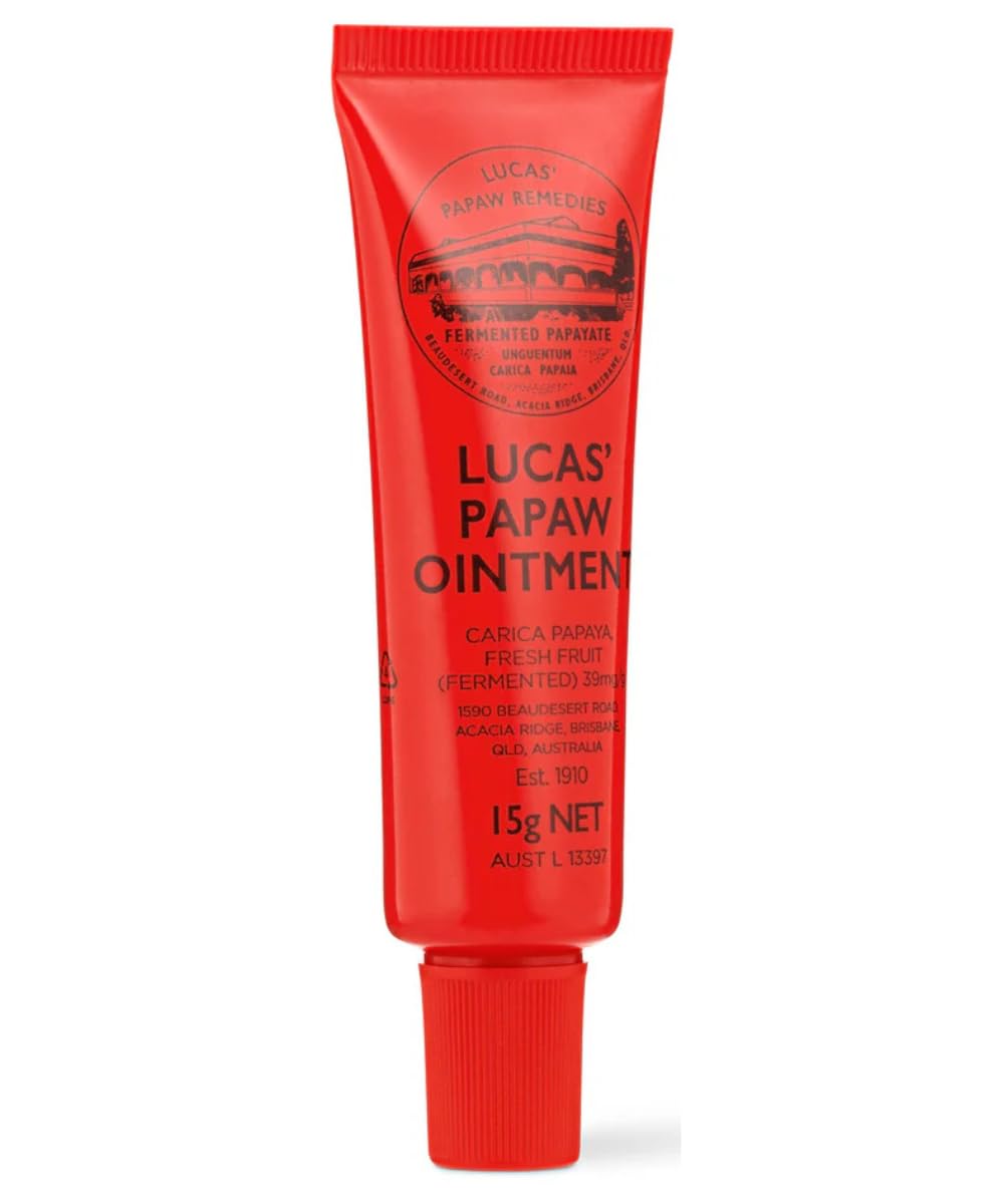 Lucas Papaw textura cremosa en dedo que muestra cobertura protectora