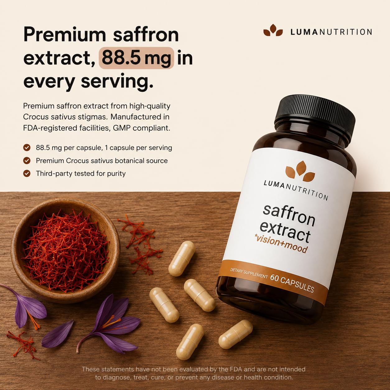 Luma Nutrition cápsula en mano ilustrando tamaño y facilidad de ingestión