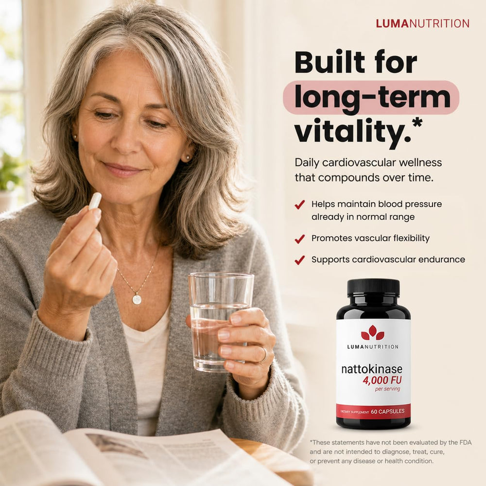 Luma Nutrition cápsulas en mano para visualizar dosis y tamaño práctico