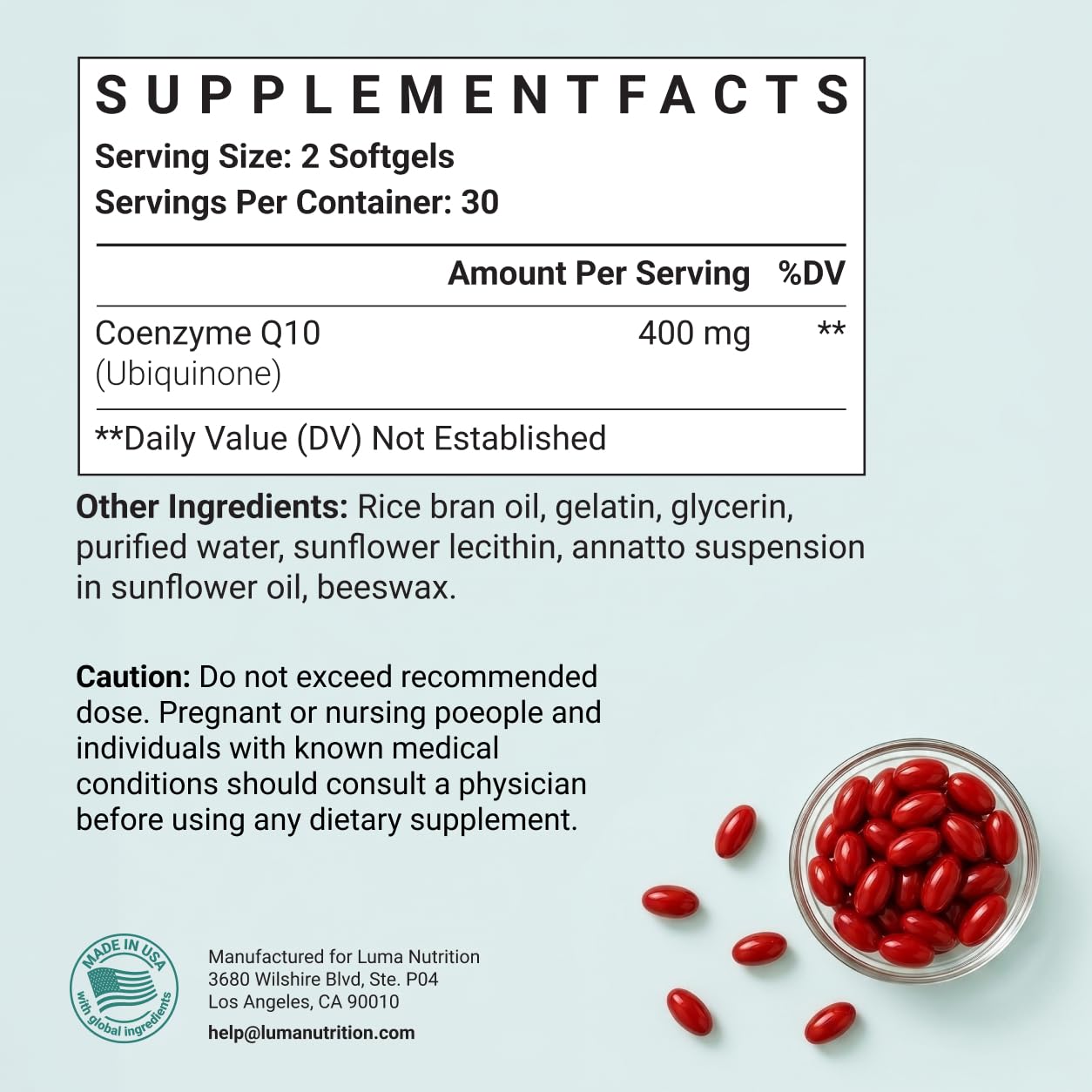 Softgels Luma Nutrition junto a vaso con agua para toma diaria cómoda