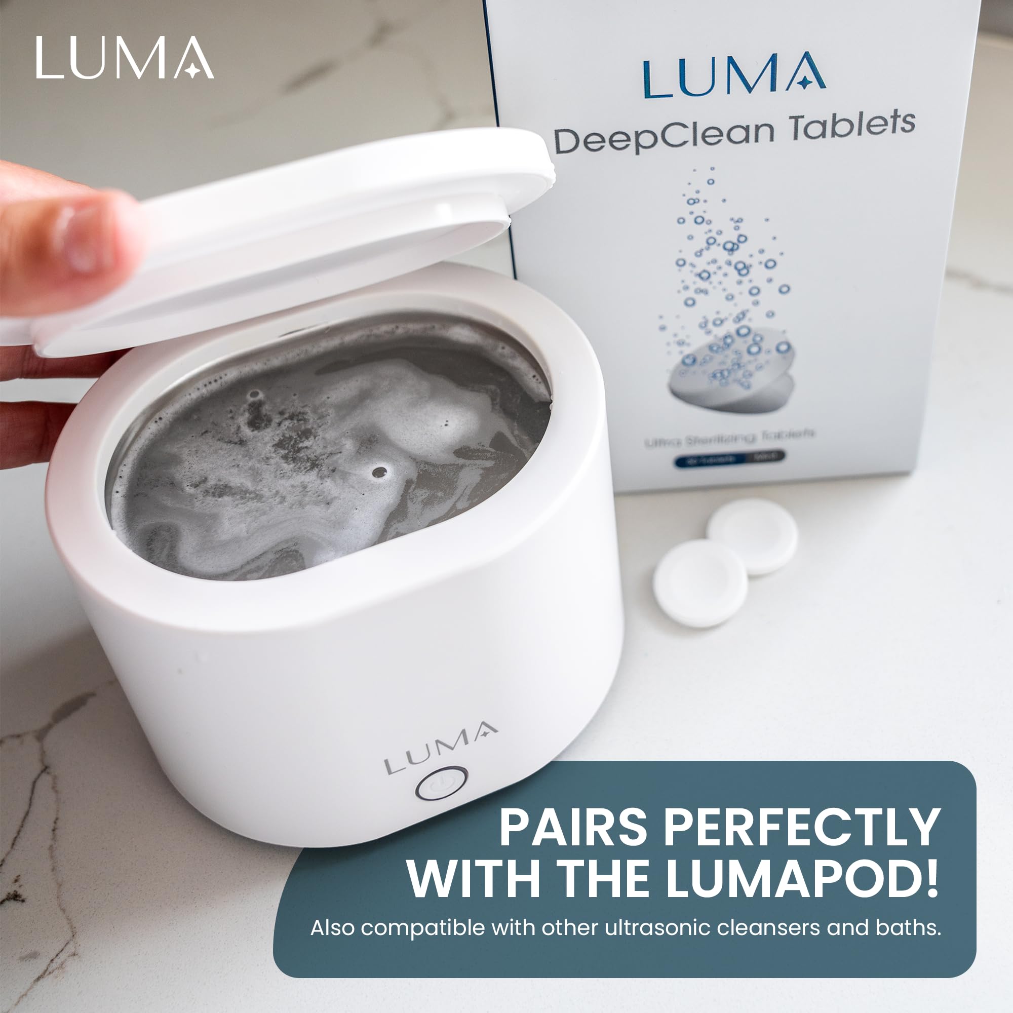 LumaPod tableta comparada con mano para mostrar tamaño y dosificación práctica