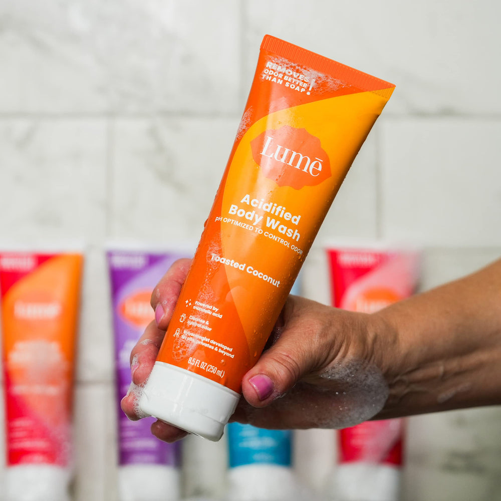 Lume gel en uso bajo la ducha para una limpieza que controla el olor