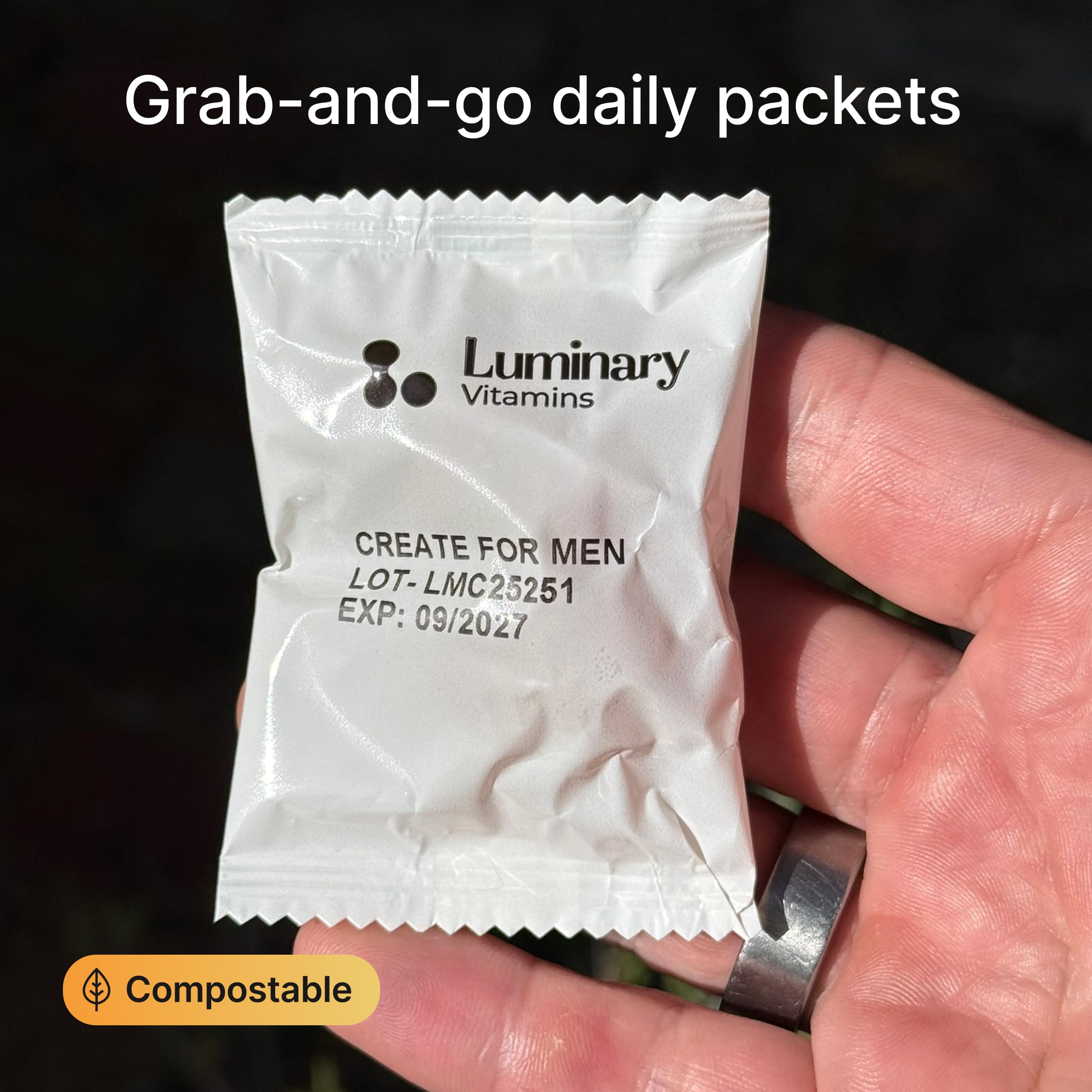 Luminary Vitamins gominolas en mano para comparar tamaño y porción