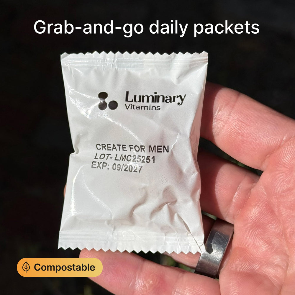 Luminary Vitamins gominolas en mano para comparar tamaño y porción