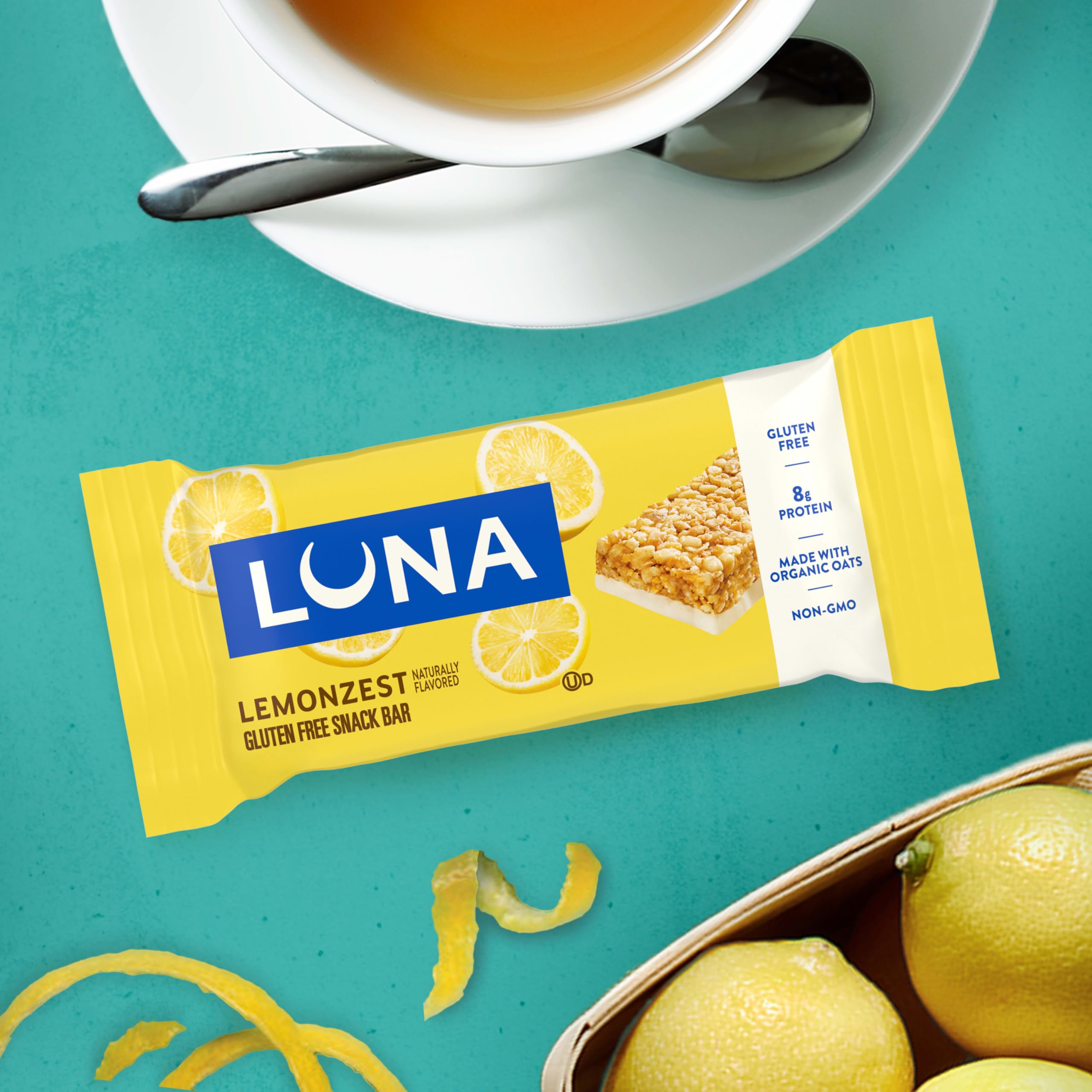 Luna Bar barra dentro de mochila para mostrar snack ideal para viajes