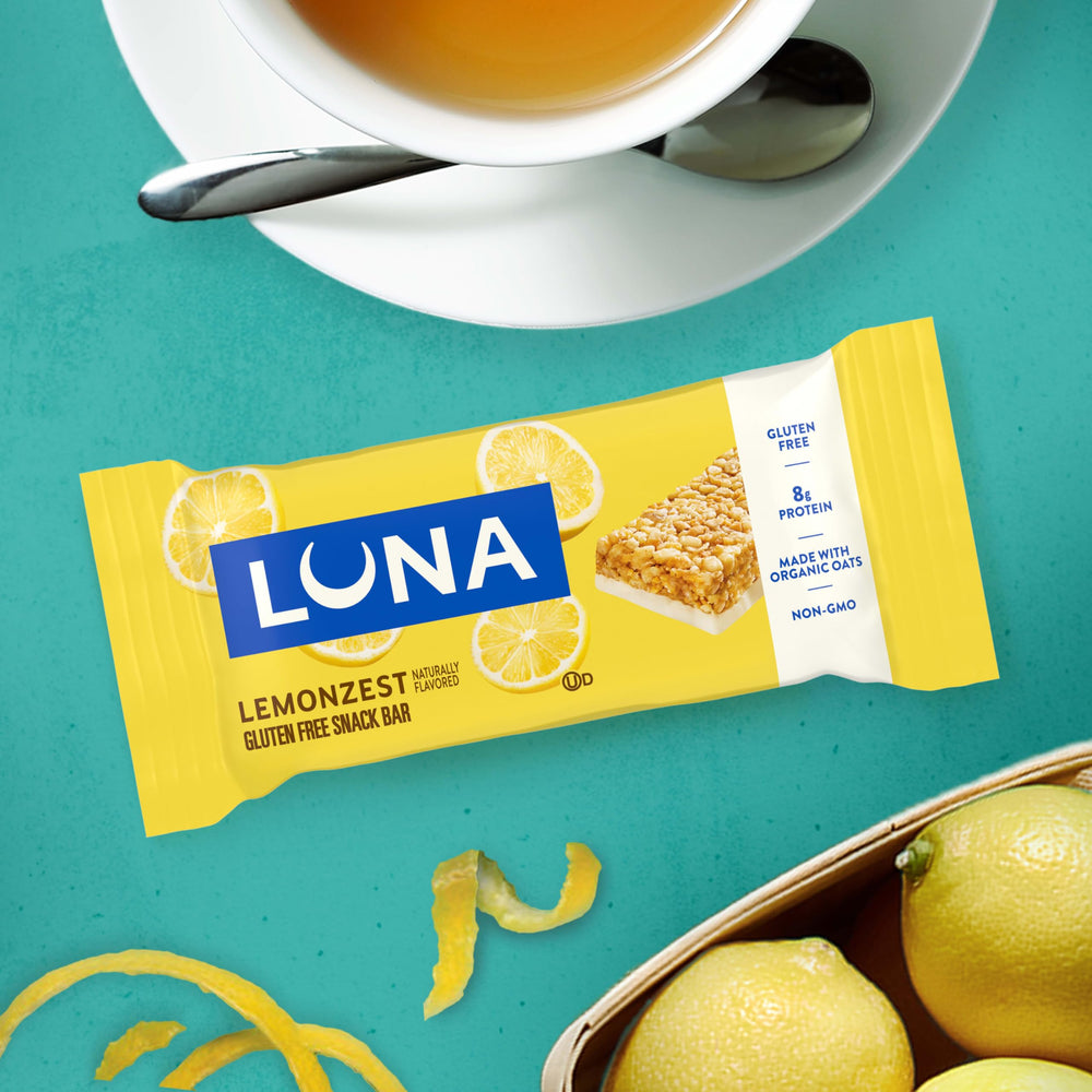 Luna Bar barra dentro de mochila para mostrar snack ideal para viajes