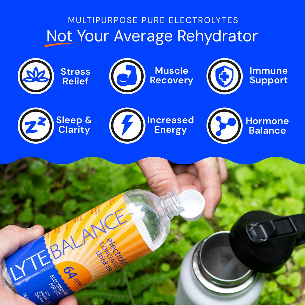 LYTE BALANCE botella junto a una mano para comparar tamaño real