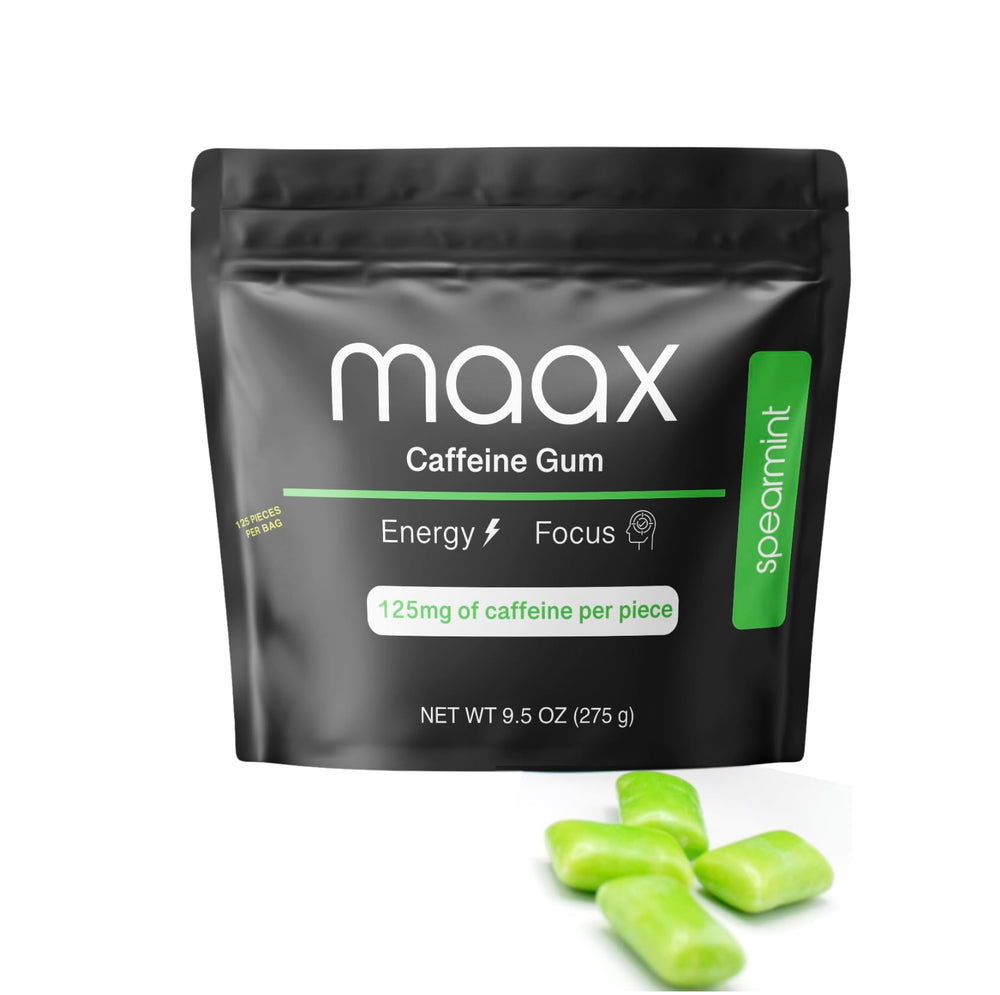 Maax Caffeinated Gum comparación de tamaño con una mano, visualiza que 125 mg por pieza es portátil