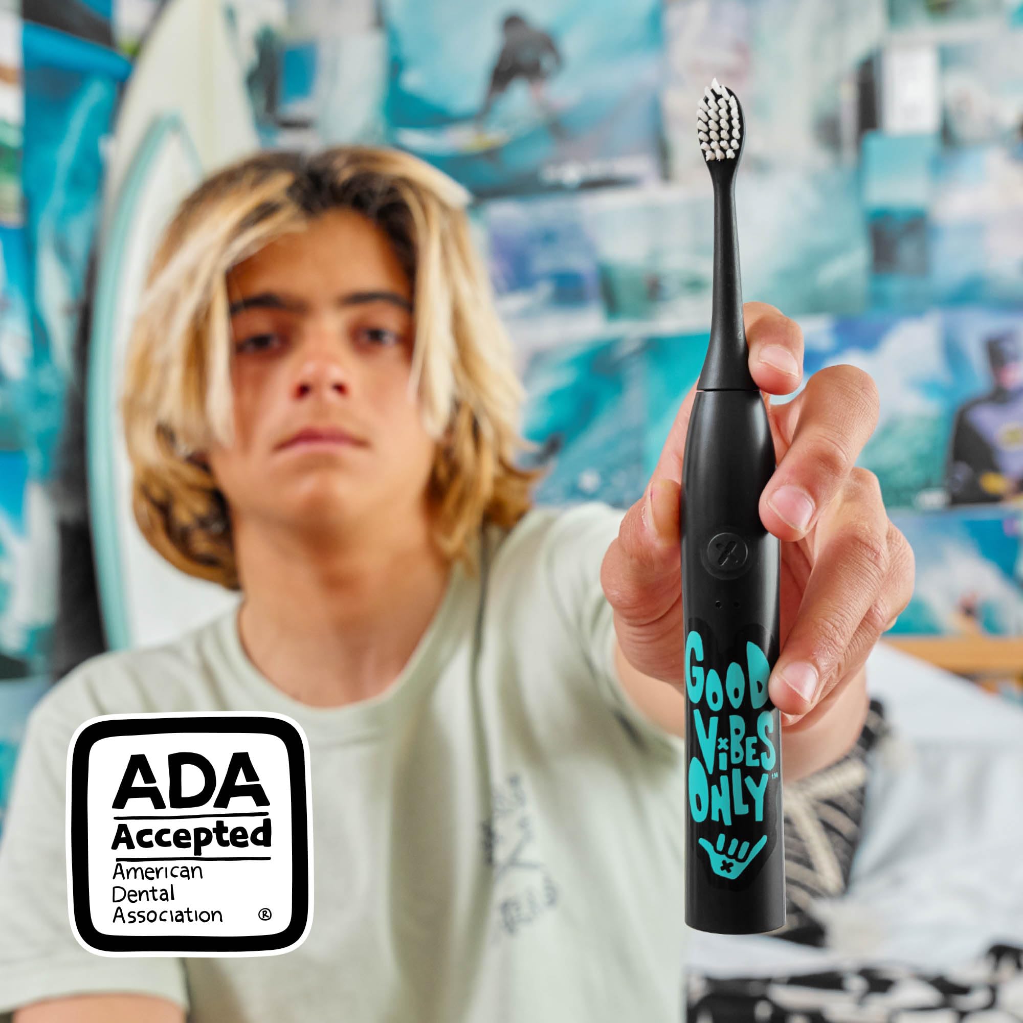 Made by Dentists primer plano del cabezal con cerdas suaves que cuidan encías jóvenes