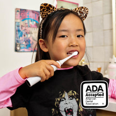 Made by Dentists primer plano de cerdas suaves que protegen encías