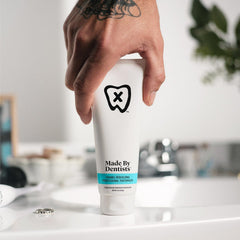 Made by Dentists etiqueta con ingredientes clave y certificaciones claras