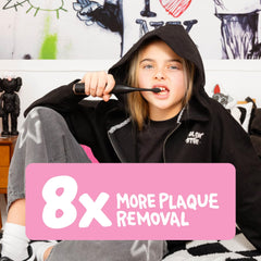 Made by Dentists adolescente usando el cepillo con temporizador para tiempo recomendado