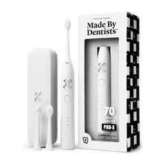 Made by Dentists vista frontal del cepillo con diseño ergonómico y acabado blanco