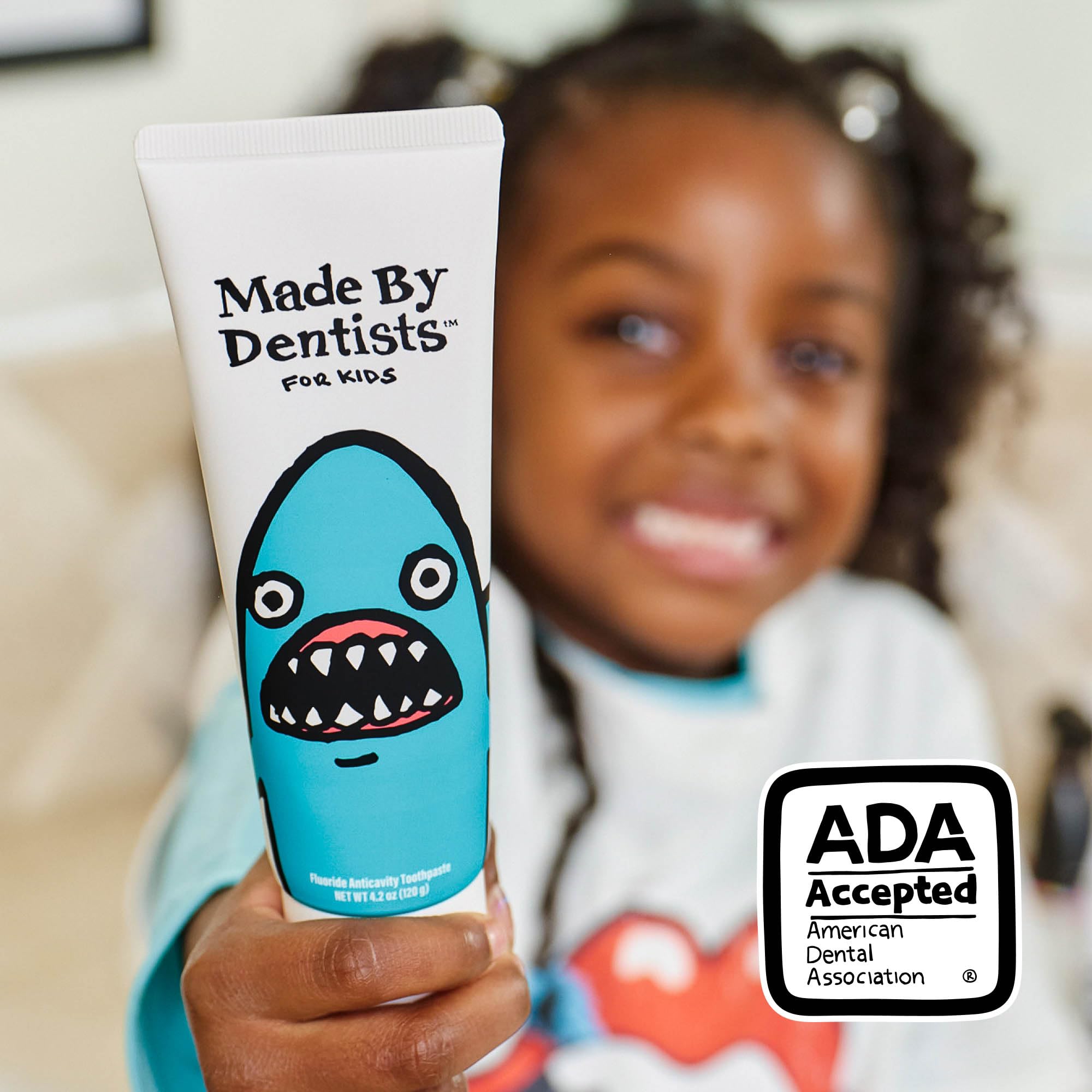 Made by Dentists primer plano de pasta mostrando textura cremosa y consistente