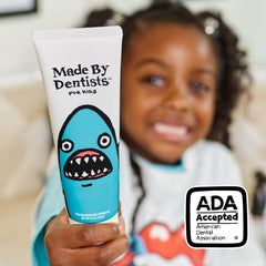 Made by Dentists primer plano de pasta mostrando textura cremosa y consistente