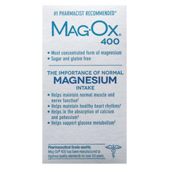 Mag-Ox tableta junto a un vaso de agua mostrando la forma recomendada de tomarla