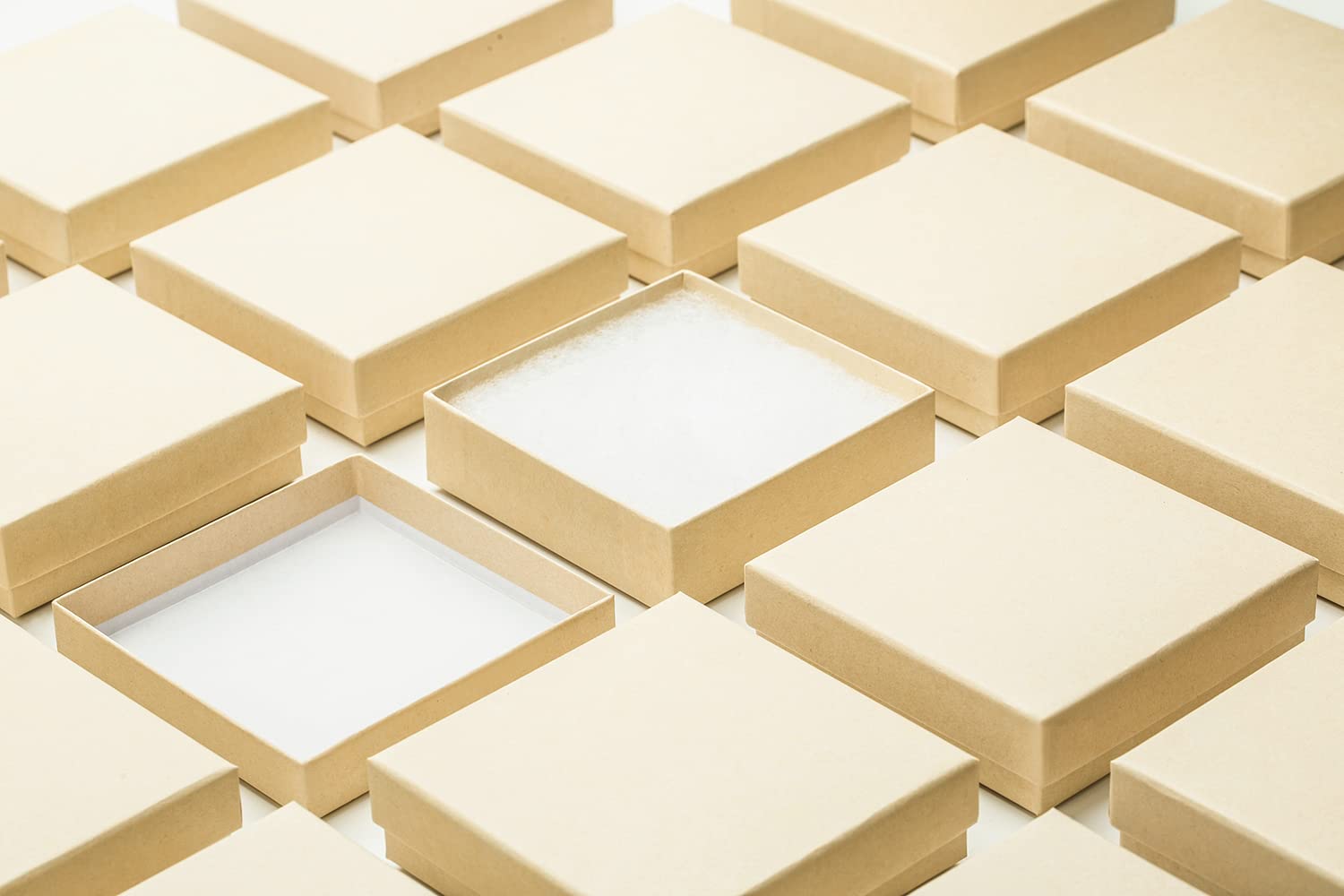 Magicool caja en mano para comparar tamaño, facilita organización y envío
