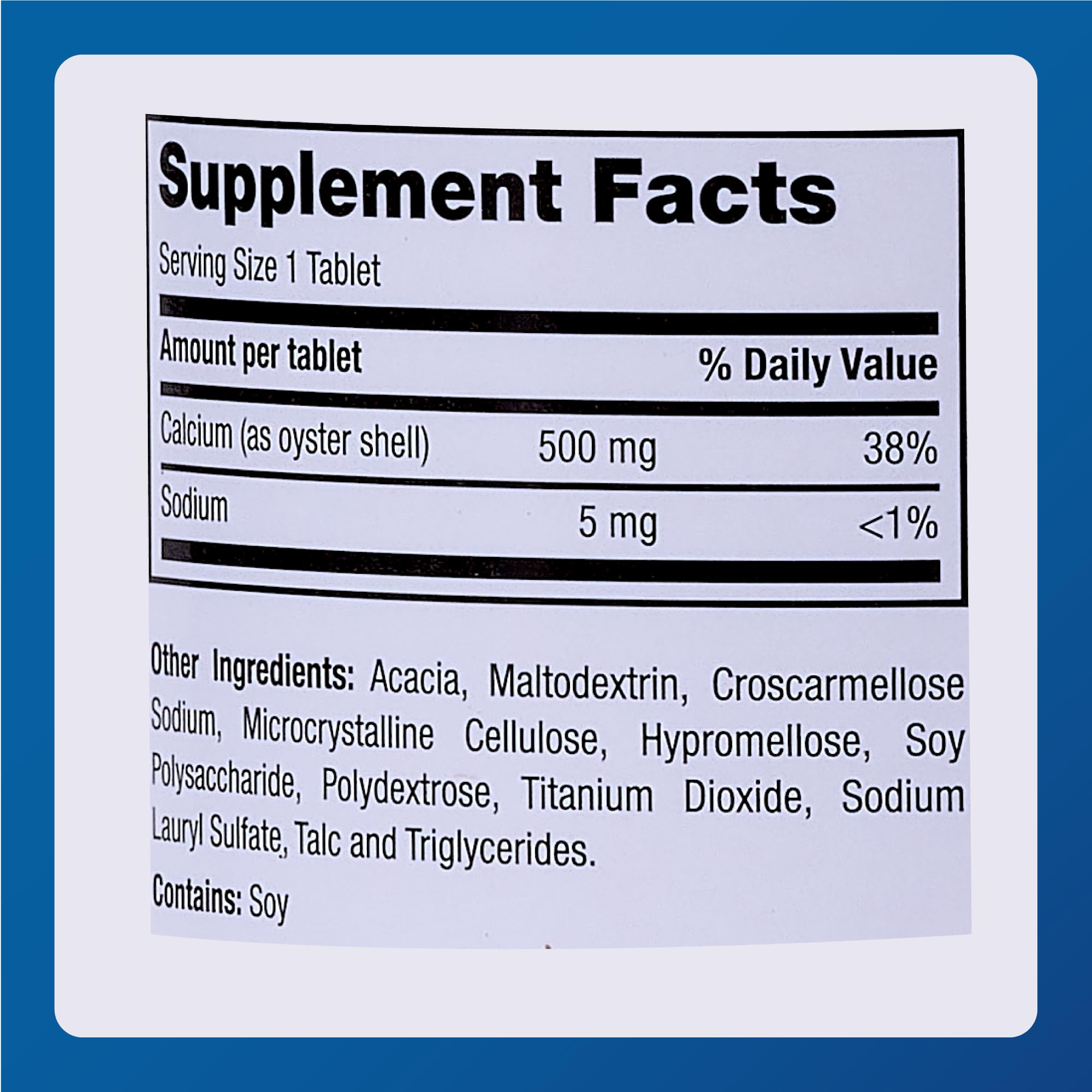 Comparación en mano del comprimido MAJOR Oyster Shell Calcium para mostrar tamaño y facilidad de ingestión